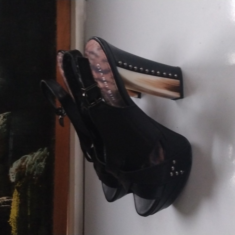 Women's size 7 black heels used
